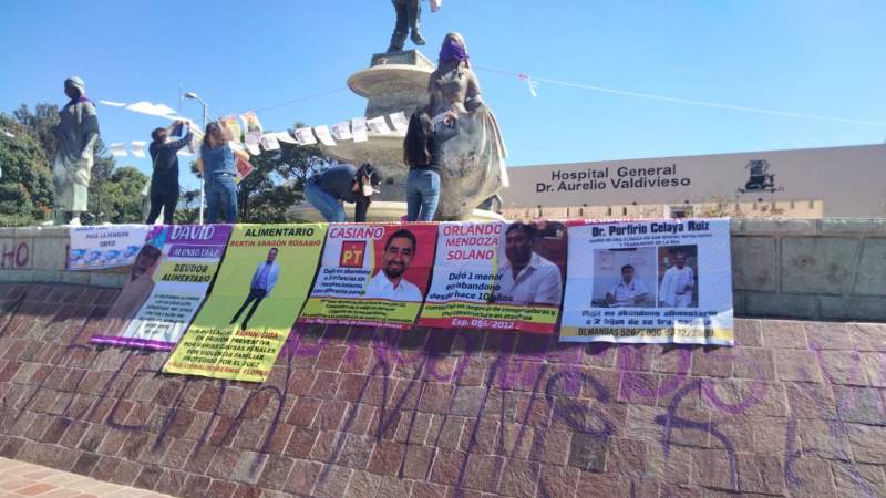 Colocan otro tendedero feminista en la ciudad de Oaxaca para exhibir a deudores