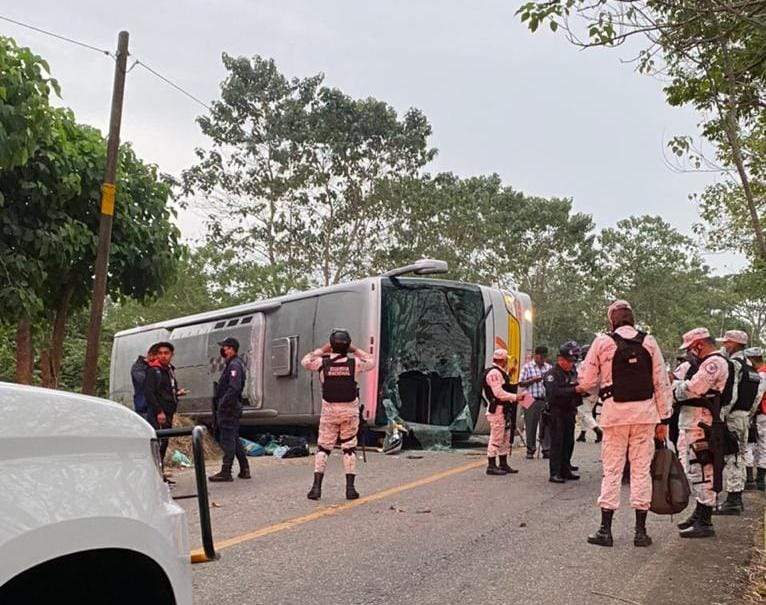 Deja al menos ocho heridos volcadura de autobús en la Cuenca