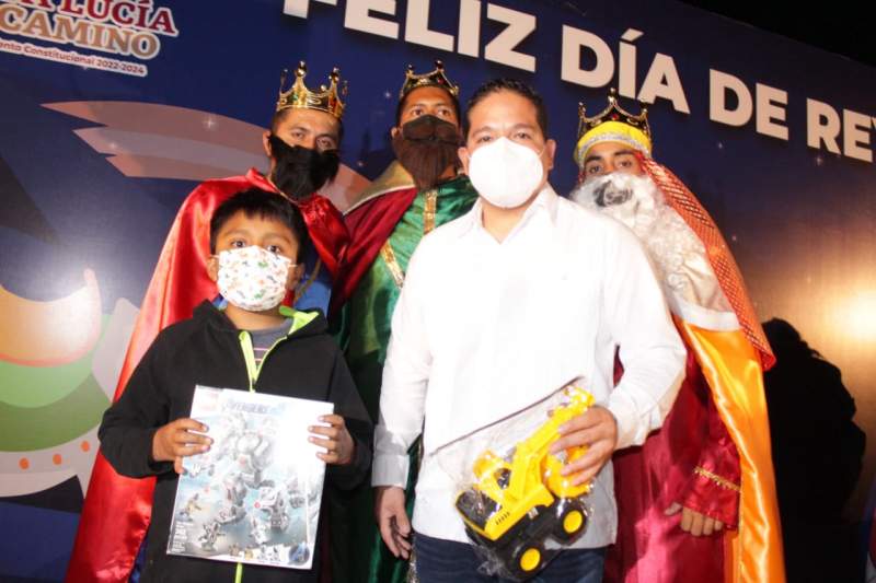 Disfrutan niños y niñas de Santa Lucía del Camino de un mágico Día de Reyes
