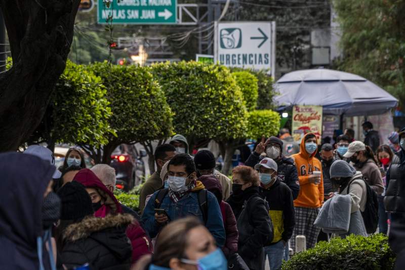 Ómicron sume a México en la peor escalada de contagios de covid de toda la pandemia