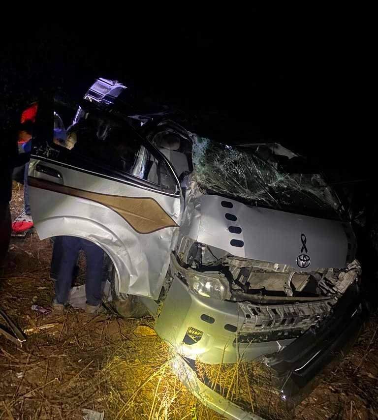 Vuelva camioneta de pasajeros en la Sierra Sur y deja dos muertos