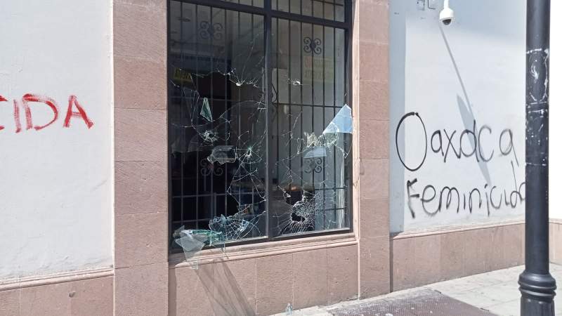 Feministas marchan por Debanhi en Oaxaca pero también vandalizan