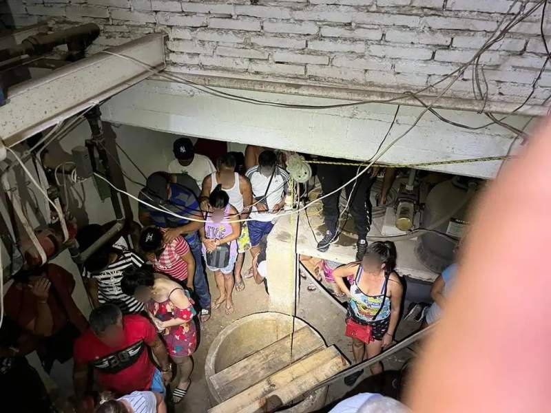 Localizan a 70 migrantes escondidos en cuarto de máquinas de un hotel en Oaxaca