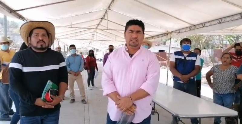 Edil de Santa Cruz Amilpas extorsiona a gobierno y retiene a funcionarios