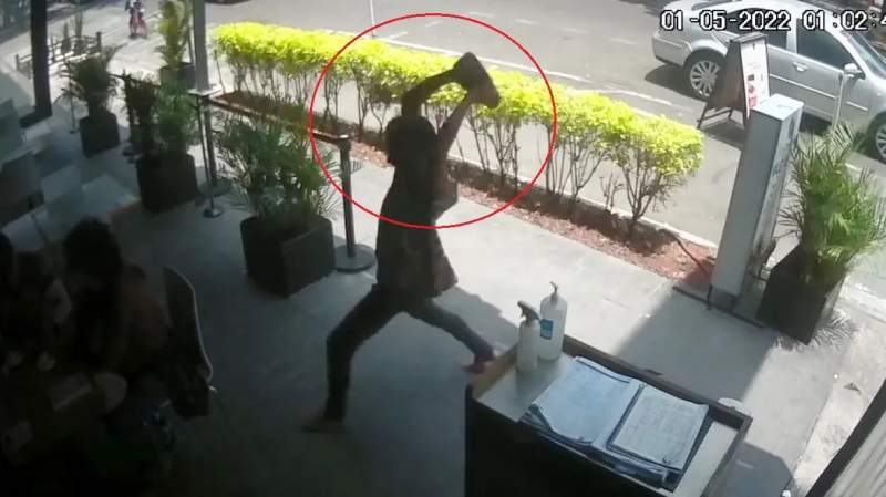 #Video Sujeto arroja piedra a niño en taquería; el menor está grave