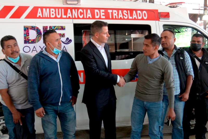 Entrega Alejandro Murat siete ambulancias equipadas en beneficio de la Sierra Sur