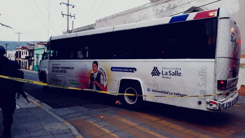 Muere arrollado un motociclista en la ciudad de Oaxaca por autobús de La Salle