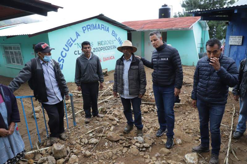 Visita Alejandro Murat comunidades de los Ozolotepec afectadas por el paso del huracán “Ágatha”