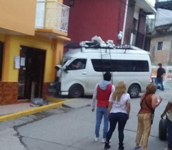 Volcadura deja 15 peregrinos lesionados en Santa Catarina Juquila