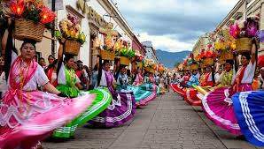 Alegría y folclore se desbordan por las calles de Oaxaca durante el convite del Primer Lunes del Cerro