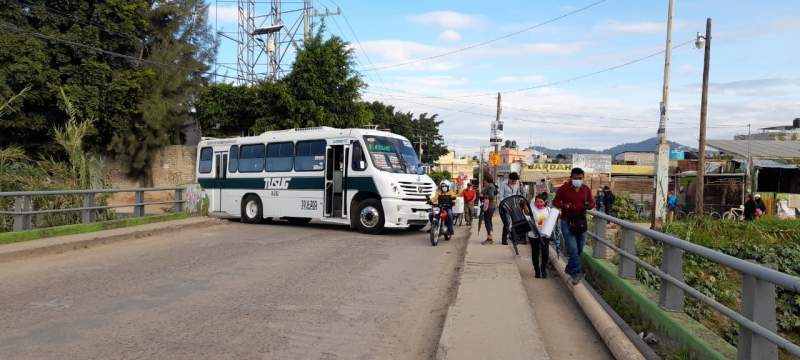 Bloquean puente y carretera de la ciudad de Oaxaca a El Rosario