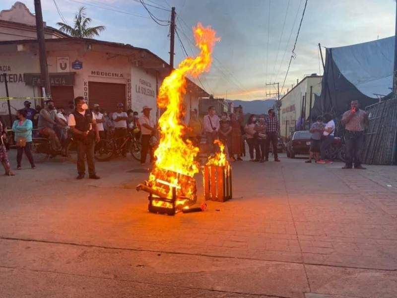 Edil surgido del FPR desaloja ambulantes en Miahuatlán.