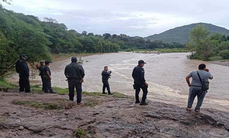 Activa el gobierno de Oaxaca brigadas de emergencia en San José Ayuquila para localizar a personas que fueron arrastradas por el río