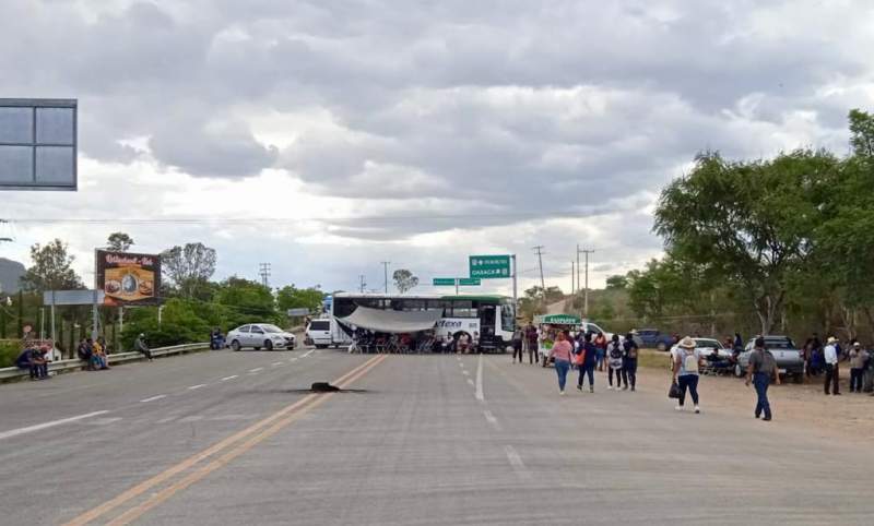 Bloquean carreteras en Oaxaca para exigir dinero al gobierno