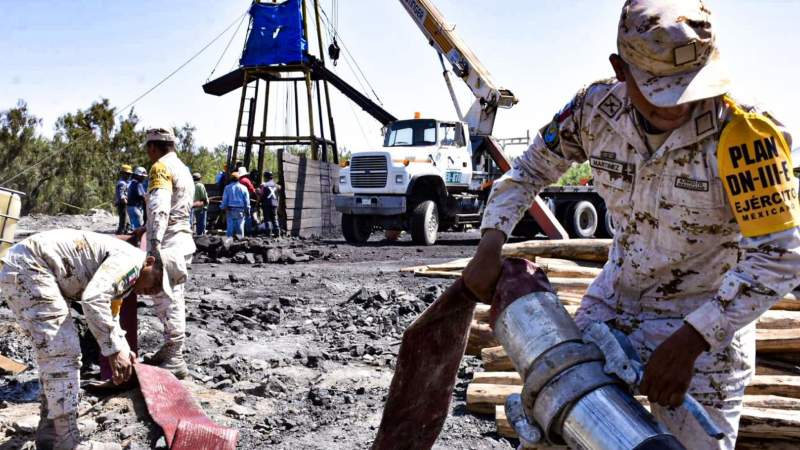 Casi 400 agentes y 18 bombas de agua para rescatar con vida a los mineros atrapados en Sabinas