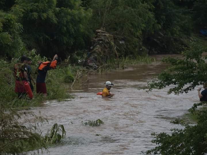 Confirman la muerte de una mujer y una niña arrastradas por un río en Tejalapan