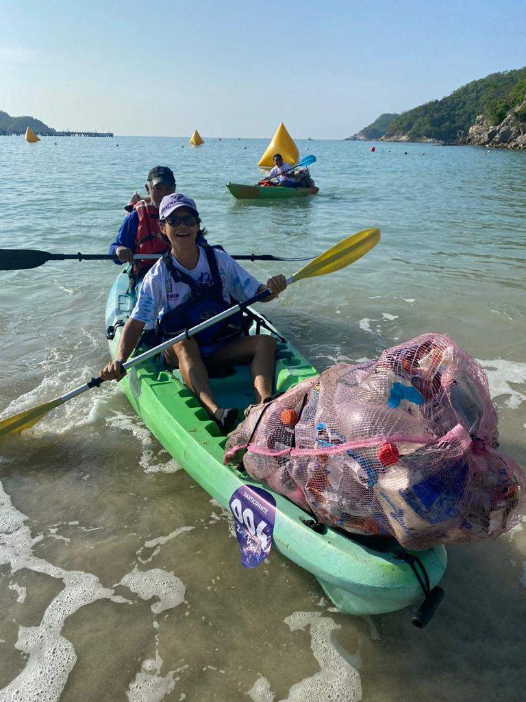 “Pescan” media tonelada de basura en aguas frente a las playas de Huatulco