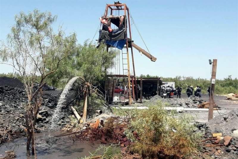 Quedan 8 trabajadores atrapados en mina de Coahuila
