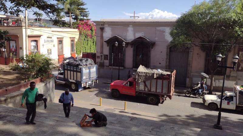 Tras diálogo, se retiran camiones de basura del centro de Oaxaca