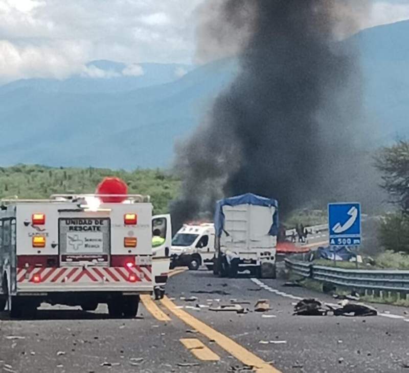 Un muerto y dos vehículos incendiados, saldo de accidente en la supercarretera