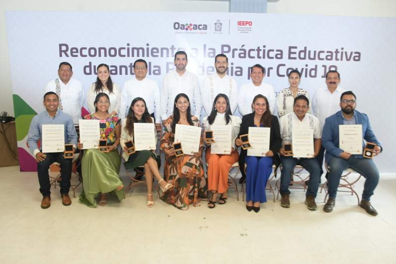 Entrega el IEEPO reconocimientos a docentes premiados por la SEP por sus prácticas educativas en la pandemia