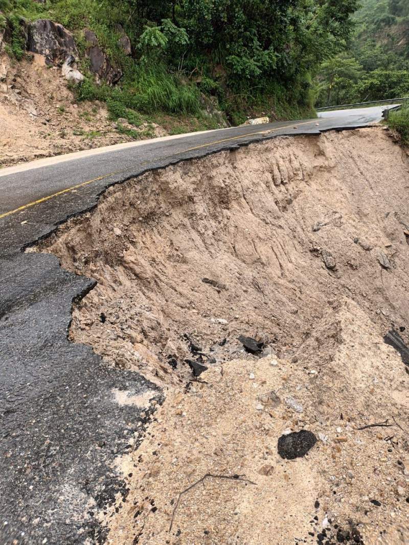 Múltiples daños y derrumbes en la Costa por “Lester” y Protección Civil Estatal ni sus luces