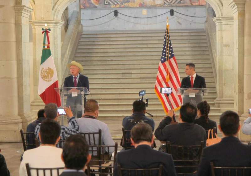 Recibe Alejandro Murat al Embajador de USA en México, Ken Salazar, en la casa de las y los oaxaqueños