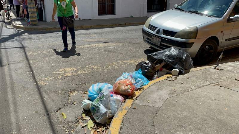 Comienza a llenarse de basura la ciudad de Oaxaca.