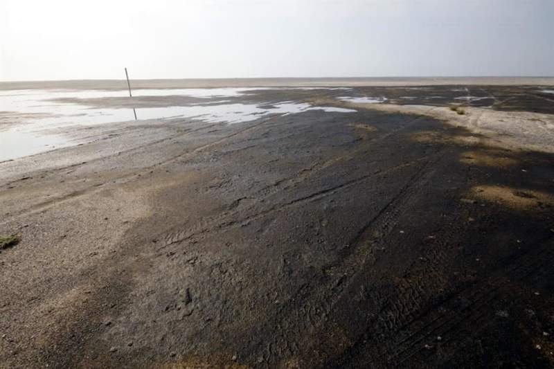 El derrame de petróleo que tiñó de negro playas de Oaxaca