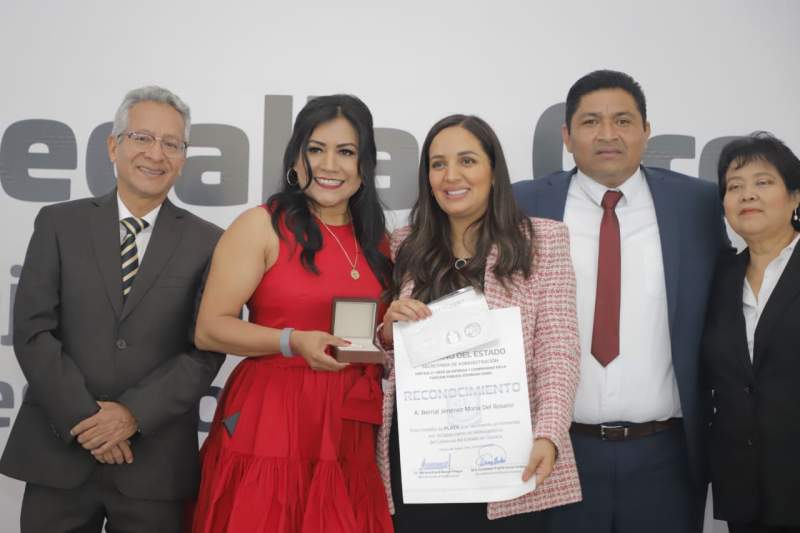 Gobierno de Oaxaca reconoce trayectoria de empleados; entrega medallas de oro y plata