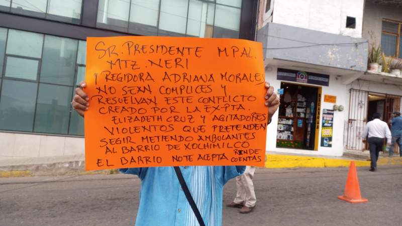 Para impedir ambulante, bloquean vecinos del barrio de Xochimilco
