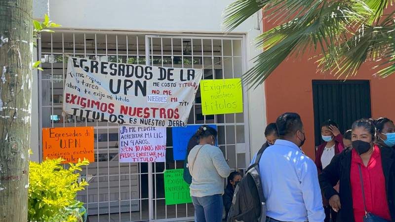 Secuestran egresados de la UPN a trabajadores del IEEPO