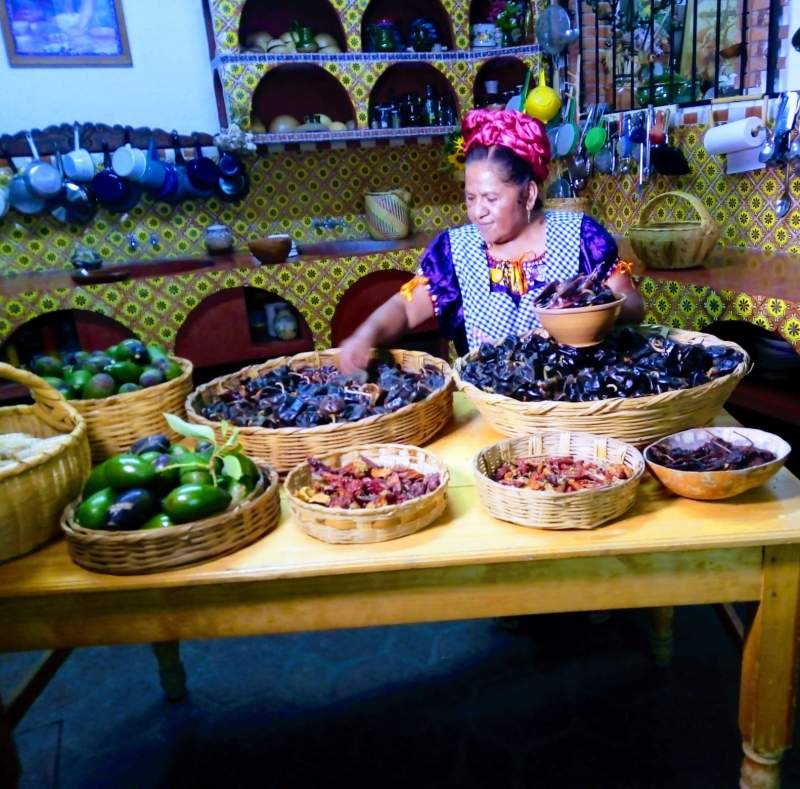 Celebra el Día Nacional de la Gastronomía Mexicana con la cocina de Oaxaca, crisol de sabores y herencia cultural de sus pueblos