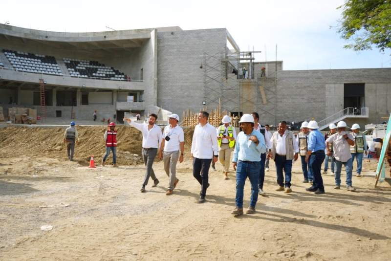 En gira de trabajo por la Costa Supervisa Alejandro Murat construcción del Foro Huatulco