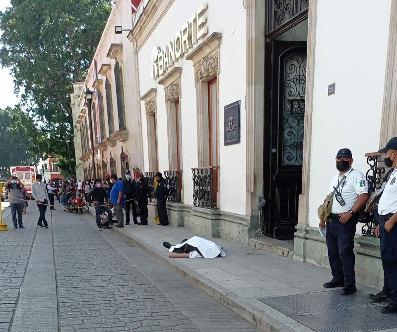 Fallecen dos personas en la vía pública en Oaxaca
