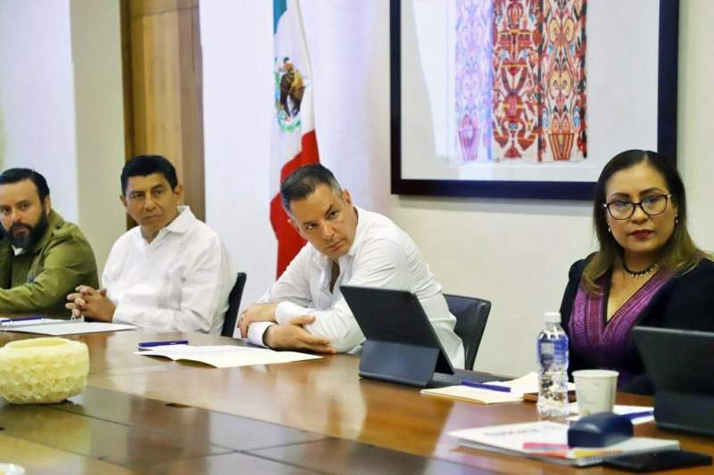Gobernador de Oaxaca y mandatario electo analizan situación de seguridad