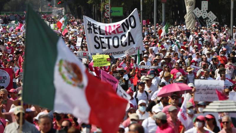 La oposición lanza su primer desafío a López Obrador en las calles