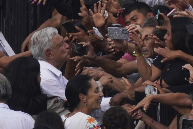 López Obrador saca músculo y marca el camino a los candidatos presidenciales de Morena