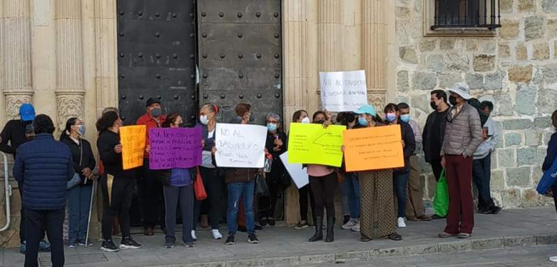 Protestan contra la basura en el palacio municipal de la capital
