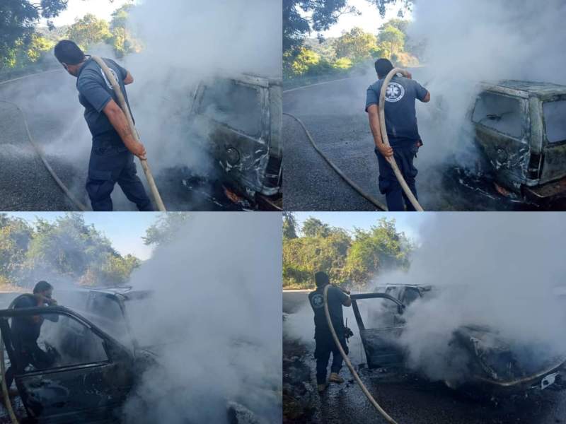 Se incendia un vehículo particular en la Costa oaxaqueña
