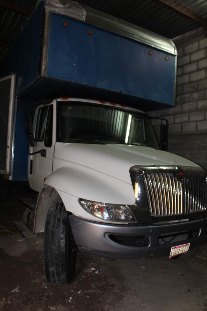 Tras cateo en Huajuapan de León, Fiscalía de Oaxaca recupera mercancía robada y asegura un camión