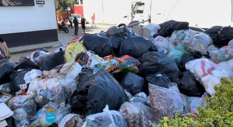 Vecinos bloquean otra vez con basura calles de la ciudad de Oaxaca