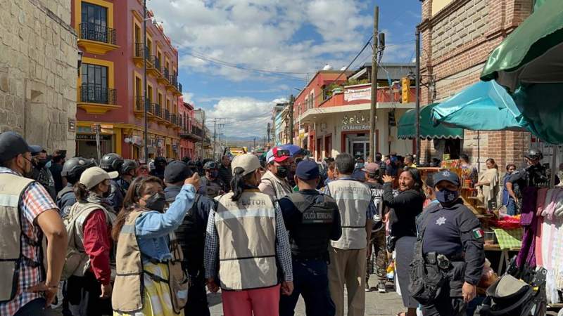 Ambulantes y policías se enfrenan en el centro de la ciudad de Oaxaca
