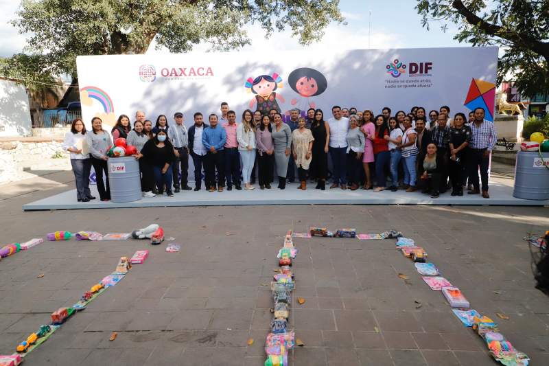 Busca DIF Oaxaca recabar diariamente un kilómetro de juguetes en el contenedor del Paseo Juárez “El Llano”