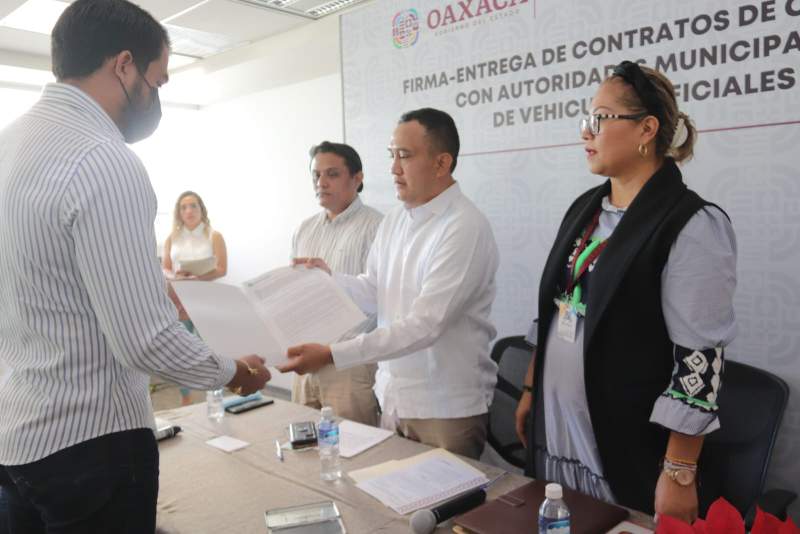 Firma Secretaría de Administración comodatos de vehículos con autoridades municipales