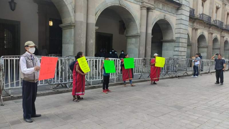 Insisten indígenas triquis en protestas por el desalojo en Palacio