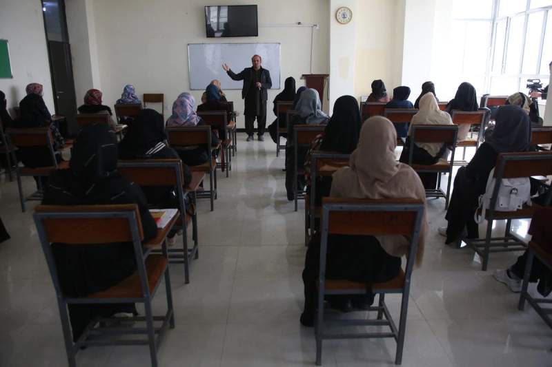 Los talibanes prohíben a las mujeres estudiar en la universidad en Afganistán