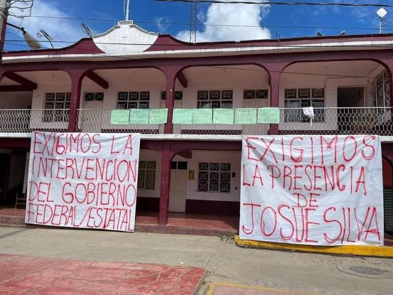 No cesa el conflicto en Pluma Hidalgo y edil Josué Silva se niega a rendir cuentas