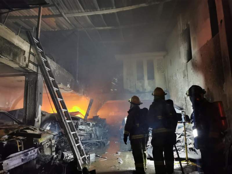 Se quemaron al menos seis vehículos en incendio de taller en Oaxaca