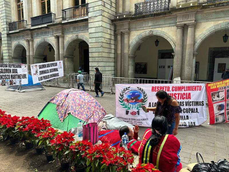 Ya son tres plantones de indígenas Triquis frente al Palacio de Gobierno